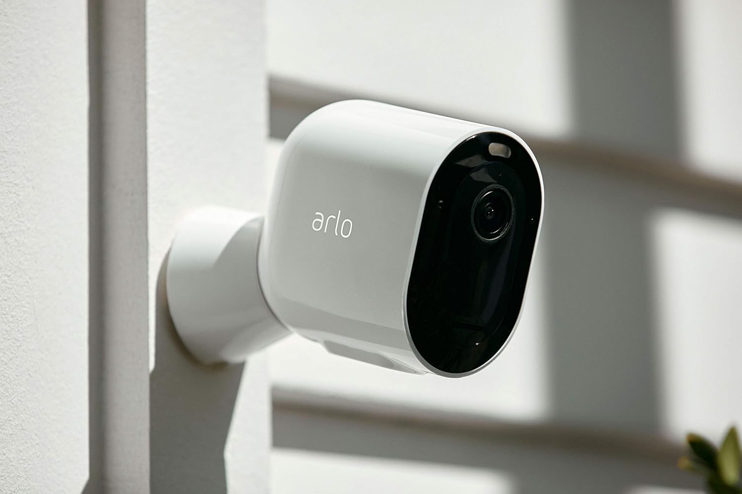 Arlo Pro3 WLAN Überwachungskamera aussen, 2K, Zusatzkamera, kabellos, Bewegungsmelder, Farbnachtsicht, 2-Wege Audio, SmartHub benötigt, mit 90-tägigem Arlo Secure Plan Testzeitraum, VMC4040P